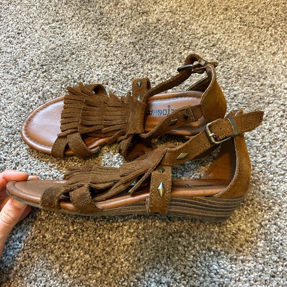 Minnetonka Tan Suede Fringe Sandals heeled - Picture 7 of 8